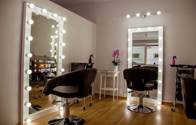 Mirror TV: Umsetzungs- und Installationsmöglichkeiten für Kosmetiksalons, Friseursalons und andere Arbeitsbereiche